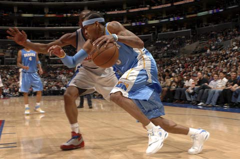 记者：哲凯赖什手指骨折，但他带伤坚持参加比赛和训练