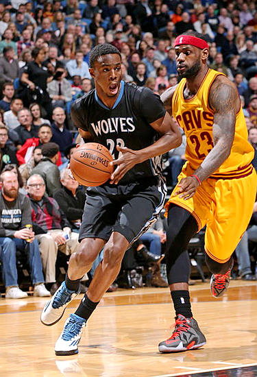 巴恩斯：詹姆斯统治了比赛那么久，他真的很难防守很难阻止