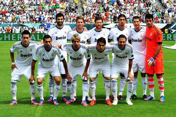 “老大，Gigi，我每天都在想念你们！” —— 凯里·欧文