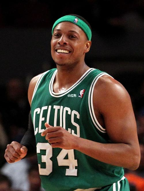 萨勒马克尔斯比赛里与裁判对峙，还被裁判踢了一脚