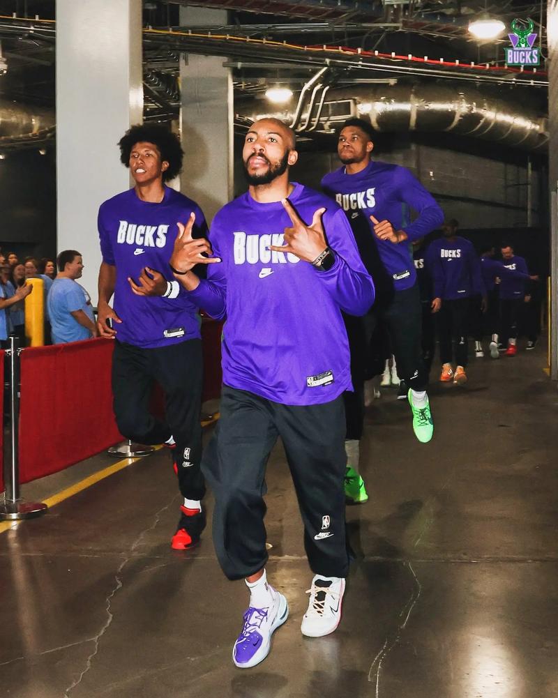 亚利桑那响尾蛇队作为 84 胜的外卡球队一路逆袭，勇夺 2023 国联冠军