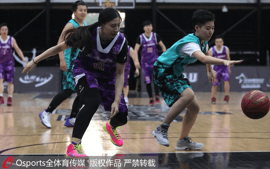 维尼修斯又遭种族歧视，对手球迷当他面模仿猴子动作