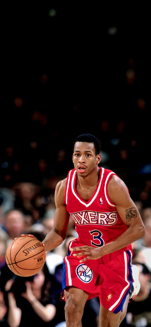 曼联主场1-1战平西汉姆联，近5轮仅1胜，阿莫林临场换人失误导致失利，球队前景堪忧。